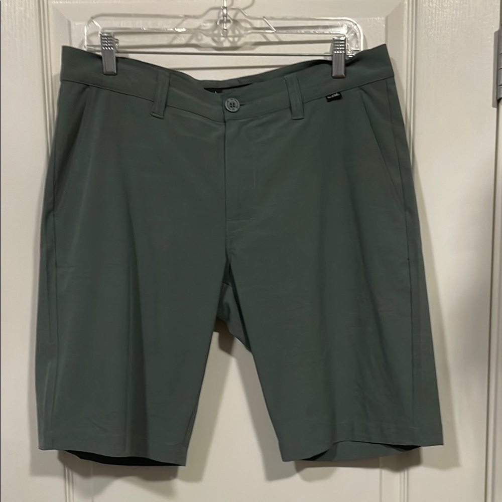 Travis Mathew Green Flat Front Shorts Modern Fit. Very clean and like new.